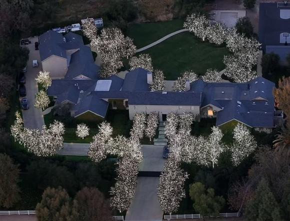 Trang tri Giang sinh theo phong cach nha Kardashian-Hinh-3