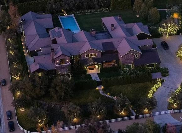 Trang tri Giang sinh theo phong cach nha Kardashian-Hinh-7