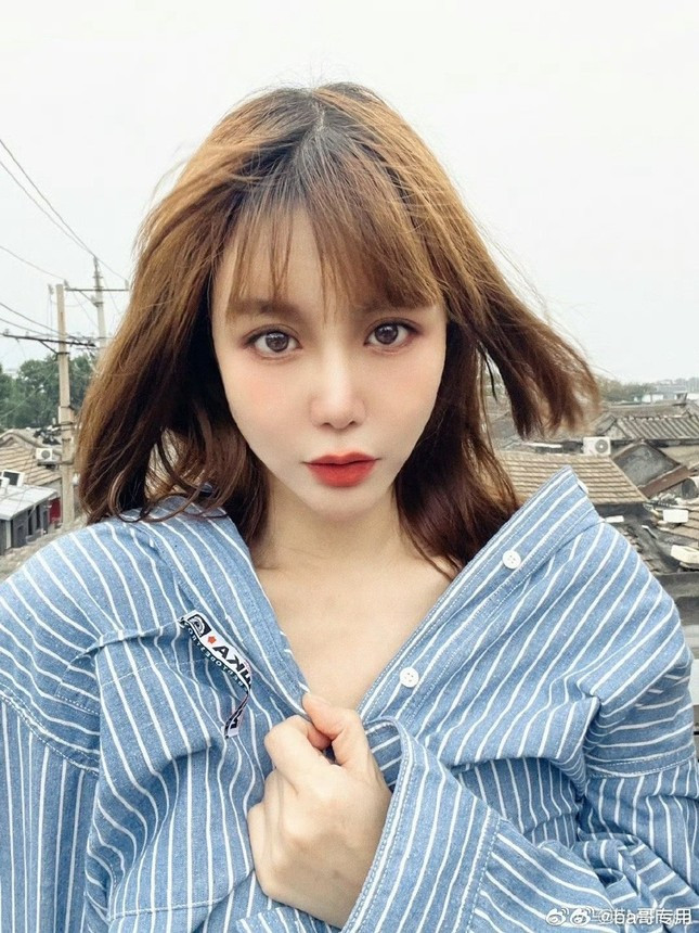 Nu dien vien noi cau 'tha khoc tren BMW, con hon cuoi sau xe dap'-Hinh-2