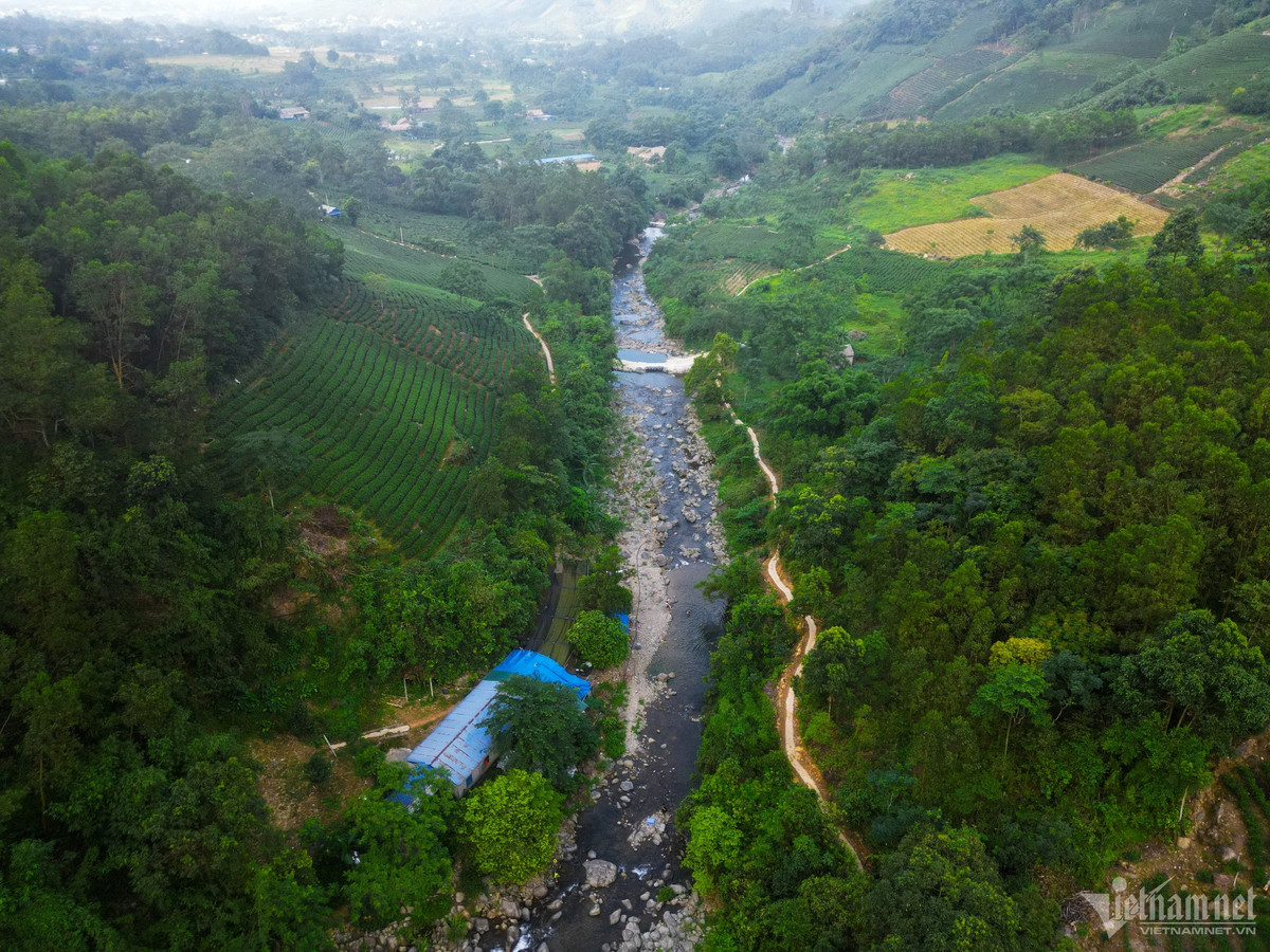 Cách trung tâm TP Thái Nguyên khoảng 45km có một dòng suối nằm ở sườn đông của dãy Tam Đảo (thuộc xã Hoàng Nông, huyện Đại Từ). Dòng suối này bắt nguồn từ núi cao chảy qua những vách đá tạo thành dòng thác hùng vĩ trước khi đổ ra sông Công được gọi là "Cửa Tử". 