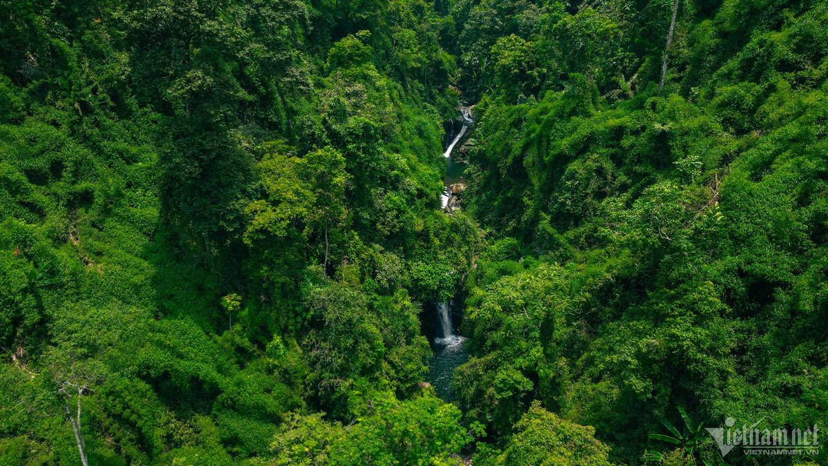  Nằm lọt thỏm giữa những ngọn núi cao vút, dòng suối như một con rắn uốn mình. Có nhiều cách lý giải khác nhau về cái tên của thác. Người dân bản địa cho biết, sở dĩ thác được gọi là "Cửa Tử" vì ở đây chỉ có duy nhất một đường lên xuống, nước suối lại cao thấp thất thường theo lượng mưa, ít người có thể khám phá toàn bộ địa danh. 