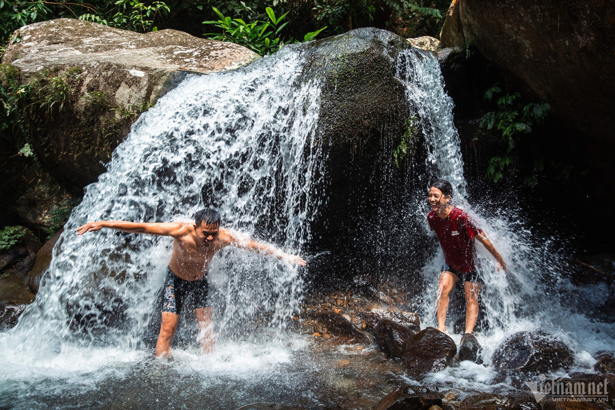 Những người khác lại quan tâm đến câu chuyện lãng mạn, đó là con suối gắn liền với chuyện tình của một đôi trai gái cùng nhau đi ngược dòng, nguyện thề sống chết có nhau. Từ đó họ truyền tai nhau: "Đi vào đó chỉ có đường tử".