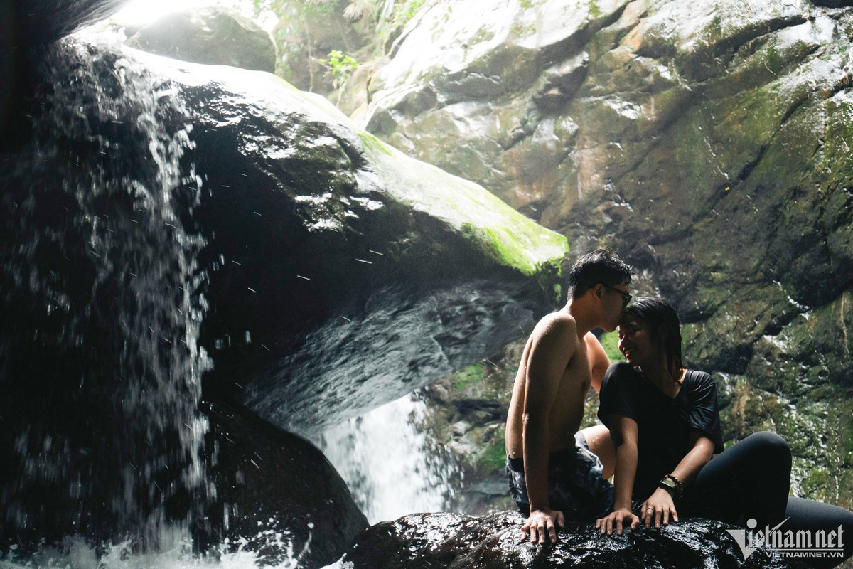 Được đắm mình trao gửi yêu thương với bạn gái ở nơi dòng thác mát lạnh như thế này là điều nhiều chàng trai ưa thích.