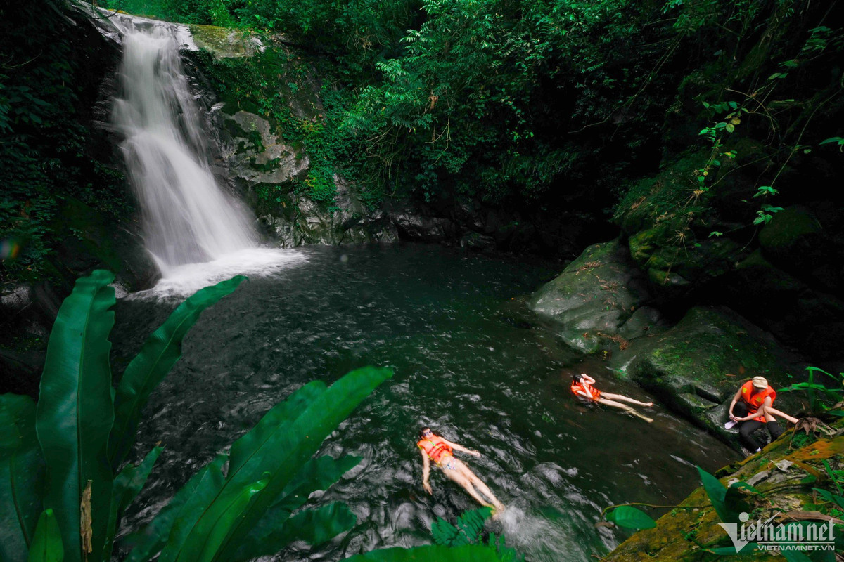 Nếu muốn trải nghiệm trượt thác và ngâm mình trong làn nước trong xanh, du khách nên mang áo phao (có thể thuê ở những cửa hàng trong vùng). Nước suối Cửa Tử trong vắt, có thể nhìn thấy đáy ngay tại những chỗ sâu nhất.