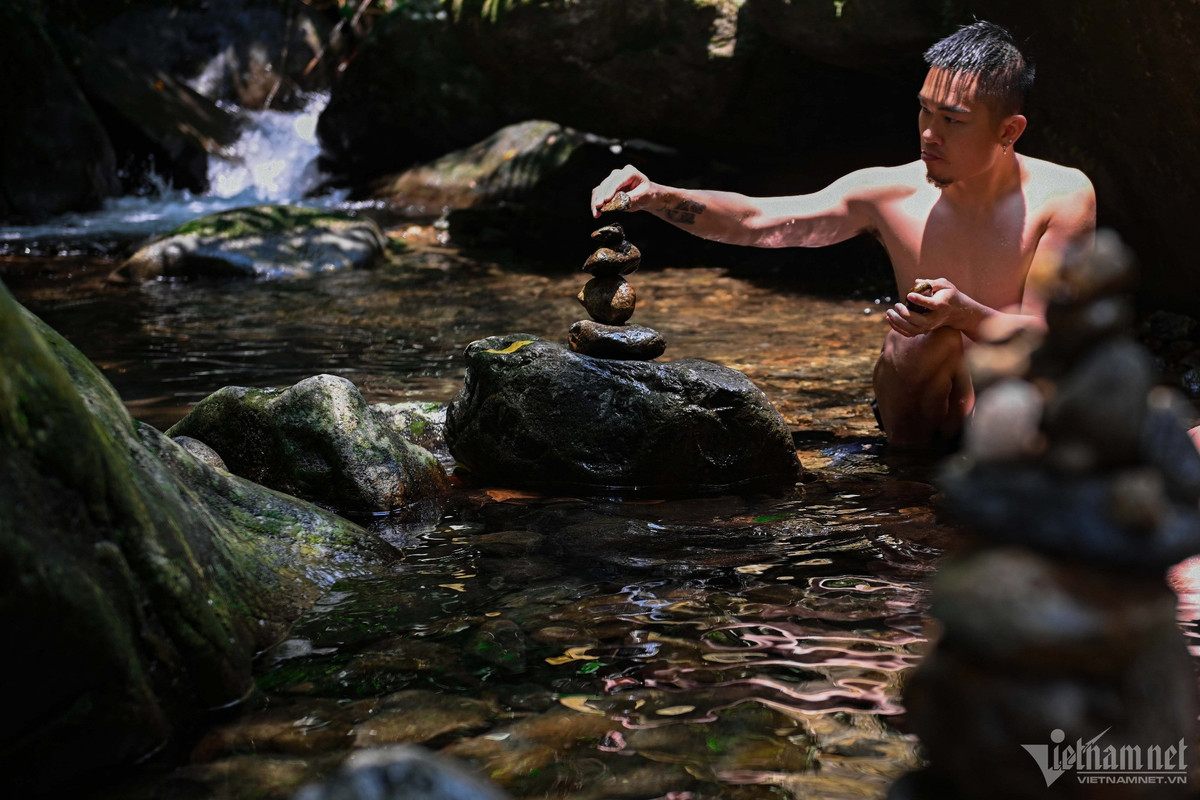 Tùy vào số cửa du khách muốn chinh phục, thời gian trekking có thể diễn ra từ 1 - 3 ngày. Nếu thuê hướng dẫn viên cũng như sử dụng các dịch vụ ăn, nghỉ, chi phí từ 1,5 triệu - 3 triệu đồng/người.