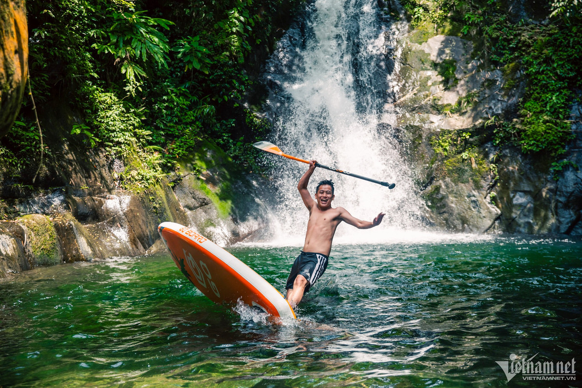 Trong số các thác tại Cửa Tử, thác Thiên Đường được xem là có vẻ đẹp nổi bật nhất nhờ độ cao khoảng 15m, dưới chân thác có hồ nước sâu và rộng. Được mệnh danh là "tuyệt tình cốc", du khách có thể thỏa sức bơi lội, chèo sup, đi thuyền tại đây.