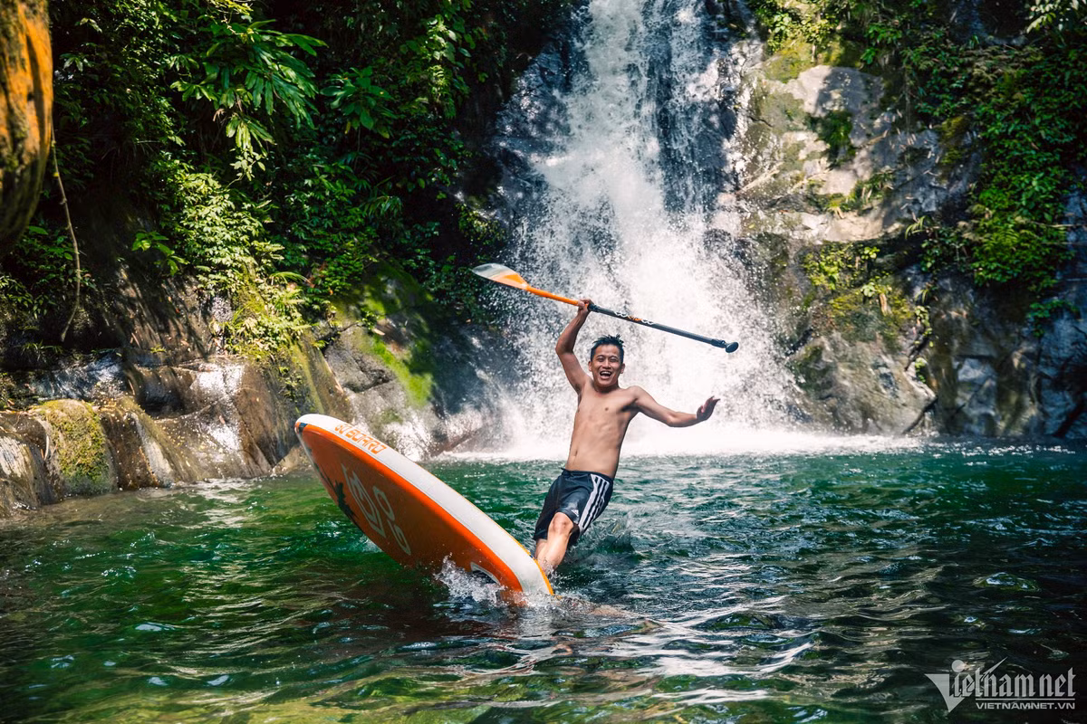 Trong số các thác tại Cửa Tử, thác Thiên Đường được xem là có vẻ đẹp nổi bật nhất nhờ độ cao khoảng 15m, dưới chân thác có hồ nước sâu và rộng. Được mệnh danh là "tuyệt tình cốc", du khách có thể thỏa sức bơi lội, chèo sup, đi thuyền tại đây.