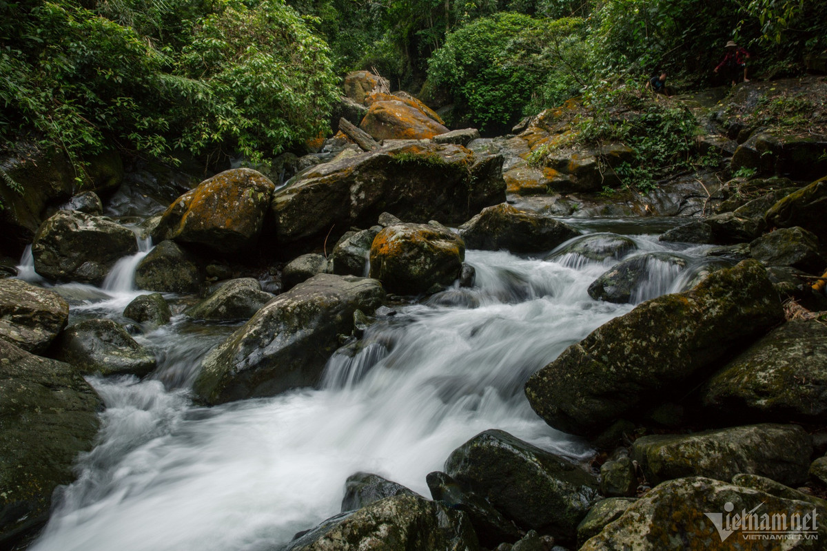 Mặc dù có tên gọi có chút gây e ngại, dòng thác này vẫn sở hữu vẻ đẹp hoang sơ và lãng mạn. Không gian rất mát mẻ với những sườn núi, vách đá đa dạng. Chỉ thế thôi đã đủ làm cho du khách quên đi tên thác để thả mình vào thiên nhiên nơi đây.