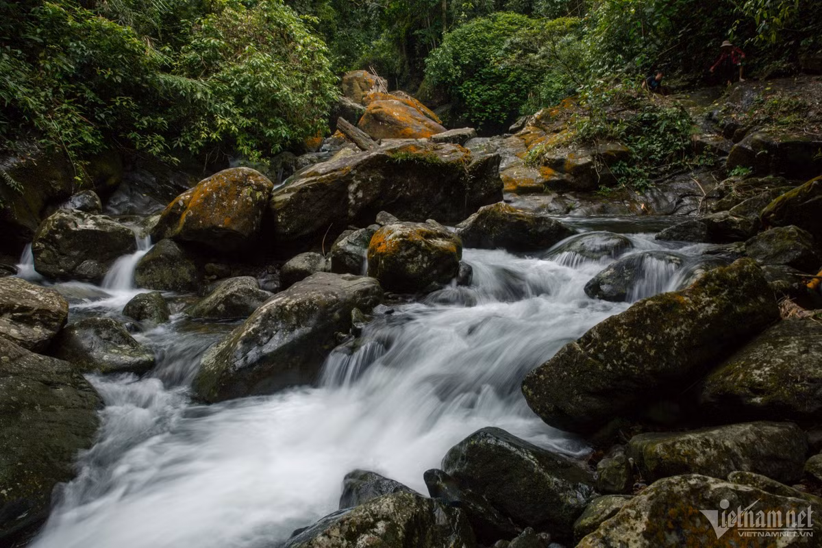Mặc dù có tên gọi có chút gây e ngại, dòng thác này vẫn sở hữu vẻ đẹp hoang sơ và lãng mạn. Không gian rất mát mẻ với những sườn núi, vách đá đa dạng. Chỉ thế thôi đã đủ làm cho du khách quên đi tên thác để thả mình vào thiên nhiên nơi đây.