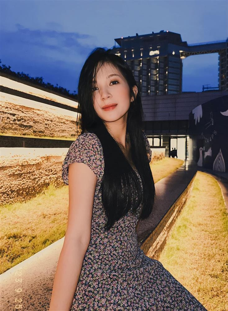 Style noi loan cua nu chinh 1m53 phim 'Chung Ta Cua 8 Nam Sau'-Hinh-10