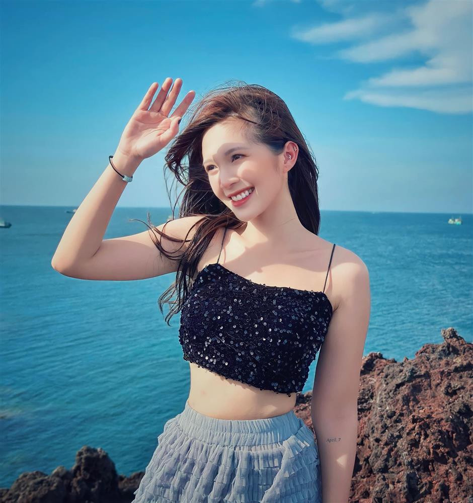 Style noi loan cua nu chinh 1m53 phim 'Chung Ta Cua 8 Nam Sau'-Hinh-5