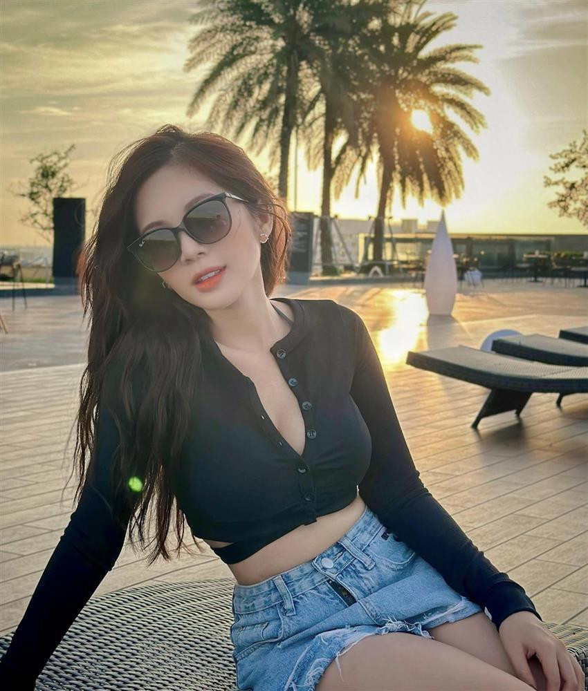 Style noi loan cua nu chinh 1m53 phim 'Chung Ta Cua 8 Nam Sau'-Hinh-7