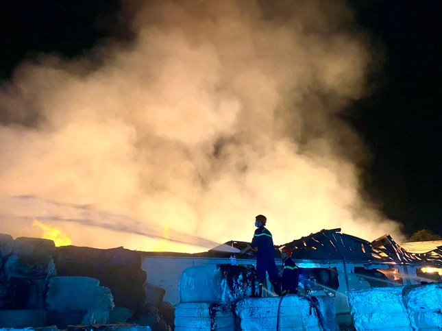 Đáng nói, đây không phải lần đầu tiên kho bông của Công ty TNHH Mei Sheng Textiles Việt Nam xảy ra cháy. Vào các năm 2012 và 2019, kho bông của công ty này cũng xảy ra hỏa hoạn, gây thiệt hại hàng trăm tỷ đồng.