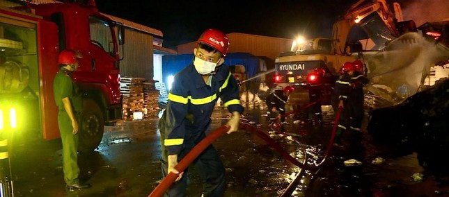 Hiện lực lượng Cảnh sát Phòng cháy chữa cháy và Cứu nạn cứu hộ đang tiếp tục nỗ lực để dập tắt hoàn toàn đám cháy. Cơ quan chức năng cũng đang điều tra nguyên nhân vụ hỏa hoạn tại đây.