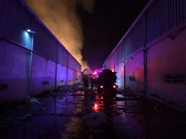 Công an tỉnh Bà Rịa - Vũng Tàu đã điều động khoảng 200 cán bộ chiến sĩ cùng 13 xe chữa cháy đã nhanh chóng đến hiện trường dập lửa.