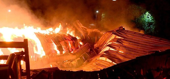 Trước đó, khoảng 21h ngày 22/12, ngọn lửa bất ngờ bùng phát tại khu vực kho chứa vật liệu bông diện tích khoảng 2.000m2 nằm ở vị trí cuối cùng của dãy nhà xưởng của Công ty TNHH Mei Sheng Testiles Việt Nam. Cán bộ, công nhân nhà máy đã nỗ lực dập lửa nhưng bất thành đã lập tức báo cho cơ quan chức năng.