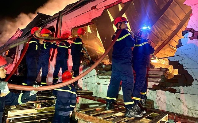 Cảnh sát Phòng cháy chữa cháy và Cứu nạn cứu hộ triển khai các phương tiện dập tắt đám cháy.