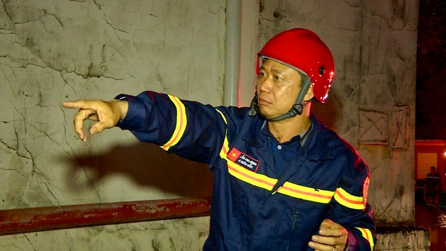 Đại tá Nguyễn Anh Hùng - Phó Giám đốc Công an tỉnh Bà Rịa - Vũng Tàu có mặt tại hiện trường chỉ đạo lực lượng Cảnh sát Phòng cháy chữa cháy và Cứu nạn cứu hộ triển khai các phương án chữa cháy, cứu nạn.