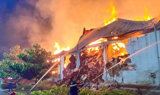 Tại hiện trường, do chất cháy là sợi bông nên ngọn lửa lan nhanh, cháy dữ dội, nhiệt lượng toả ra rất lớn. Vì vậy, lực lượng Cảnh Phòng cháy chữa cháy và Cứu nạn cứu hộ đã triển khai nhiều biện pháp nghiệp vụ, chiến đấu xuyên đêm để ngăn không cho đám cháy lan rộng ra các khu vực xung quanh.