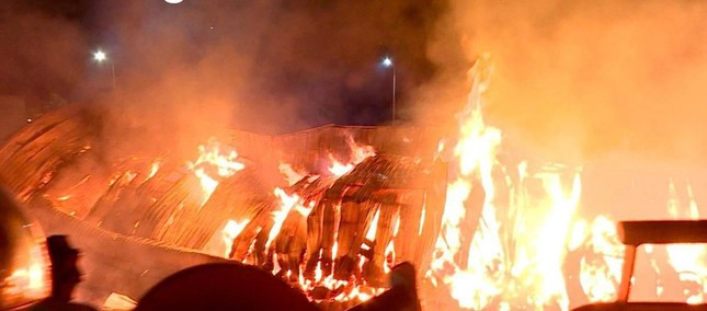 Ngọn lửa bùng phát tại khu vực kho chứa vật liệu bông diện tích khoảng 2.000m2 của Công ty TNHH Mei Sheng Testiles Việt Nam.