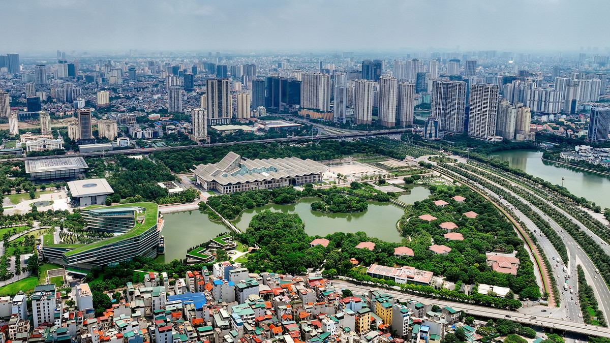 Bên trong khuôn viên Trung tâm Hội nghị Quốc gia cũng có hệ thống hồ nước trong lành. Nằm ngay cạnh hồ là các dãy nhà khách được xây theo kiểu biệt thự sân vườn tuyệt đẹp.