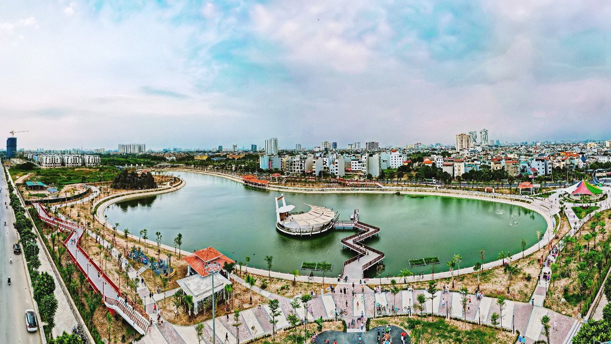 Cùng ngày đưa vào sử dụng với Công viên Long Biên còn có Công viên Ngọc Thụy (quận Long Biên). Điểm nhấn của dự án này là hồ điều hòa với điểm dừng nghỉ được thiết kế hình vỏ sò. Công trình đóng vai trò điều hòa thoát nước khu vực, tạo cảnh quan phục vụ nhu cầu thể dục thể thao, vui chơi giải trí cho người dân. Ảnh: Minh Hoàng.