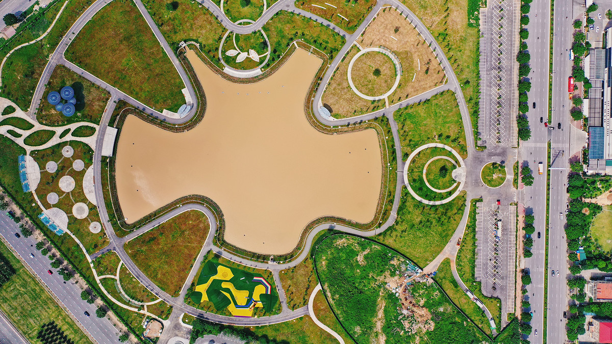 Được đầu tư xây dựng với diện tích lên tới 144.140m2, Công viên The Matrix One (quận Nam Từ Liêm, Hà Nội) là công viên mở. Chỉ với 5% mật độ xây dựng, công trình tạo nên không gian vui chơi, vận động thể dục thể thao và nhiều dịch vụ giải trí khác. Phần lớn diện tích còn lại dành cho cây xanh cùng hồ nước lớn có diện tích khoảng 25.000m2.