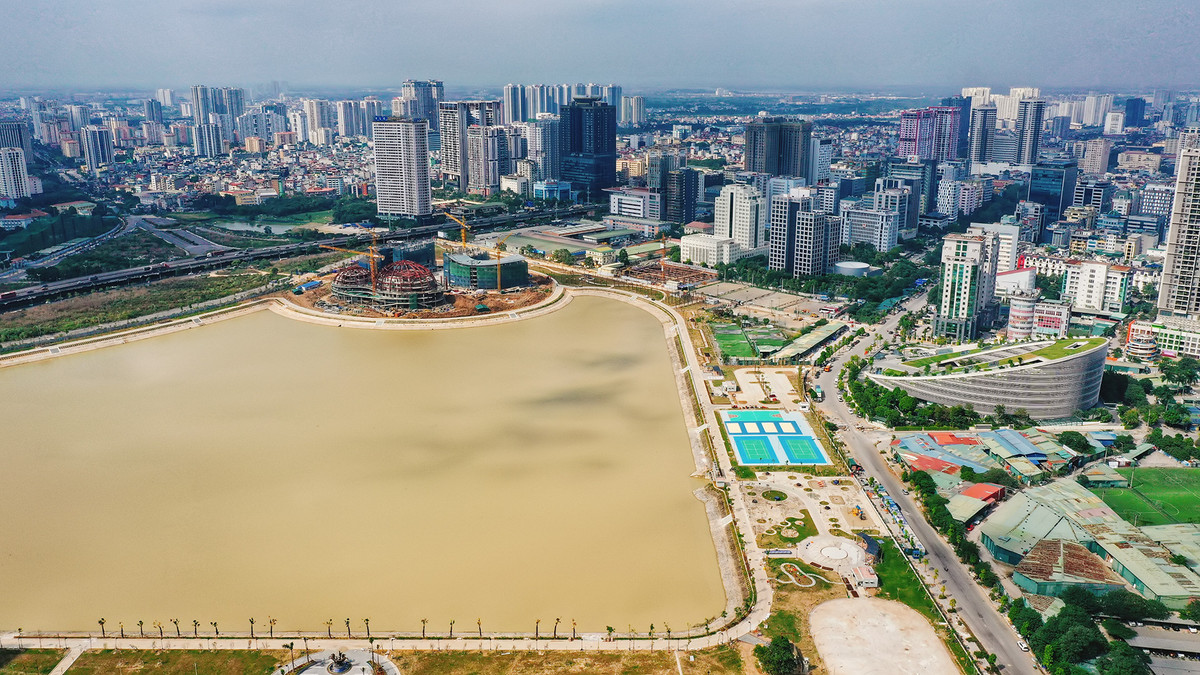 Khu công viên và hồ điều hòa CV1 - Khu đô thị mới Cầu Giấy có diện tích khoảng 32ha. Dự án được duyệt với tổng mức đầu tư 938 tỷ đồng gồm các hạng mục chính như: Hồ điều hoà rộng 19 ha; 12,76 ha còn lại là các hạng mục cây xanh, sân vườn, khu phụ trợ vui chơi với các công trình điển hình như: nhà thuyền, khu vực hoạt động vui chơi, nhà hát ngoài trời.