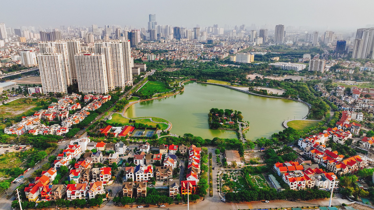 Một hồ điều hòa khác nằm trong Khu đô thị Thành phố Giao Lưu (phường Cổ Nhuế 1, quận Bắc Từ Liêm). Rộng 18ha, công trình được đầu tư bởi Công ty Cổ phần Đầu tư xây dựng Quốc tế Vigeba.