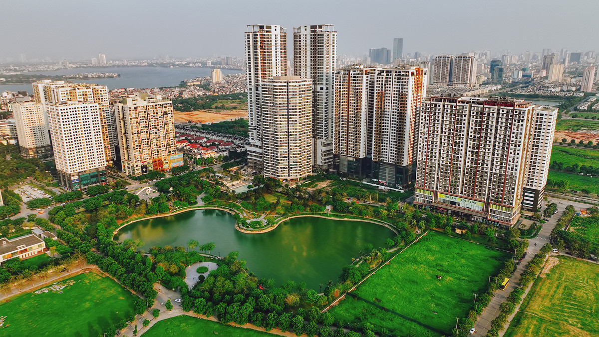 Ngày nay, hầu hết khu đô thị lớn ở Hà Nội đều có hồ điều hòa. Trong ảnh là hồ Ngoại Giao Đoàn nằm trong khu đô thị cùng tên. Nơi đây có nhiều các công trình, dự án lớn gồm: Khu đô thị Starlake Tây Hồ Tây; Công viên Hữu Nghị; Công viên Hòa Bình. Xung quanh có nhiều công viên cây xanh, trung tâm thương mại, trường học và một số hồ khác.