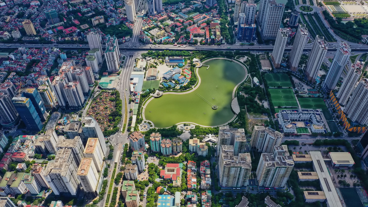 Hồ điều hòa Nhân Chính rộng 8ha nằm trong Công viên Thanh Xuân. Công trình được khởi công vào tháng 5/2016, tổng mức đầu tư gần 299 tỷ đồng, từ nguồn vốn ngân sách quận. Sau khi khánh dự án đã giúp điều hòa không khí khu vực, tạo môi trường trong lành, tươi mát.