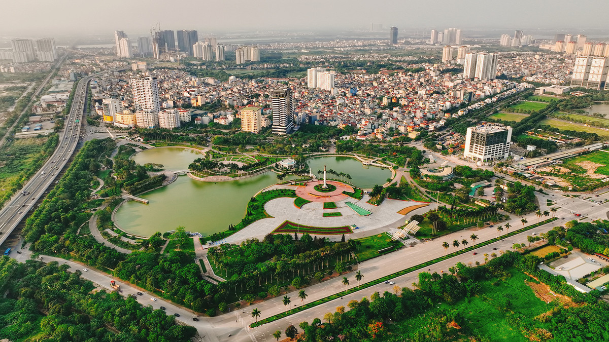 Rộng hơn 50ha, Công viên Hòa Bình là một trong những công viên lớn nhất tại Hà Nội. Với thiết kế hiện đại và đầy đủ tiện nghi, đây là một điểm đến lý tưởng cho những ai muốn tìm kiếm một không gian xanh, trong lành và thoáng đãng.