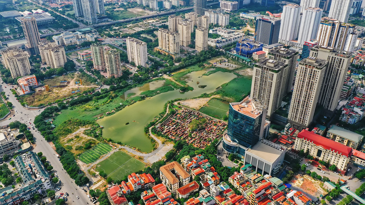 Dự án Công viên hồ điều hòa thuộc khu đô thị Tây Nam Hà Nội có diện tích 112.410 m2, tổng mức đầu tư dự kiến ban đầu là 1.600 tỷ đồng. Công trình nằm ở phường Trung Hòa, giáp ranh với phường Yên Hòa, quận Cầu Giấy. Tuy nhiên, hồ này vẫn chưa hoàn thành.