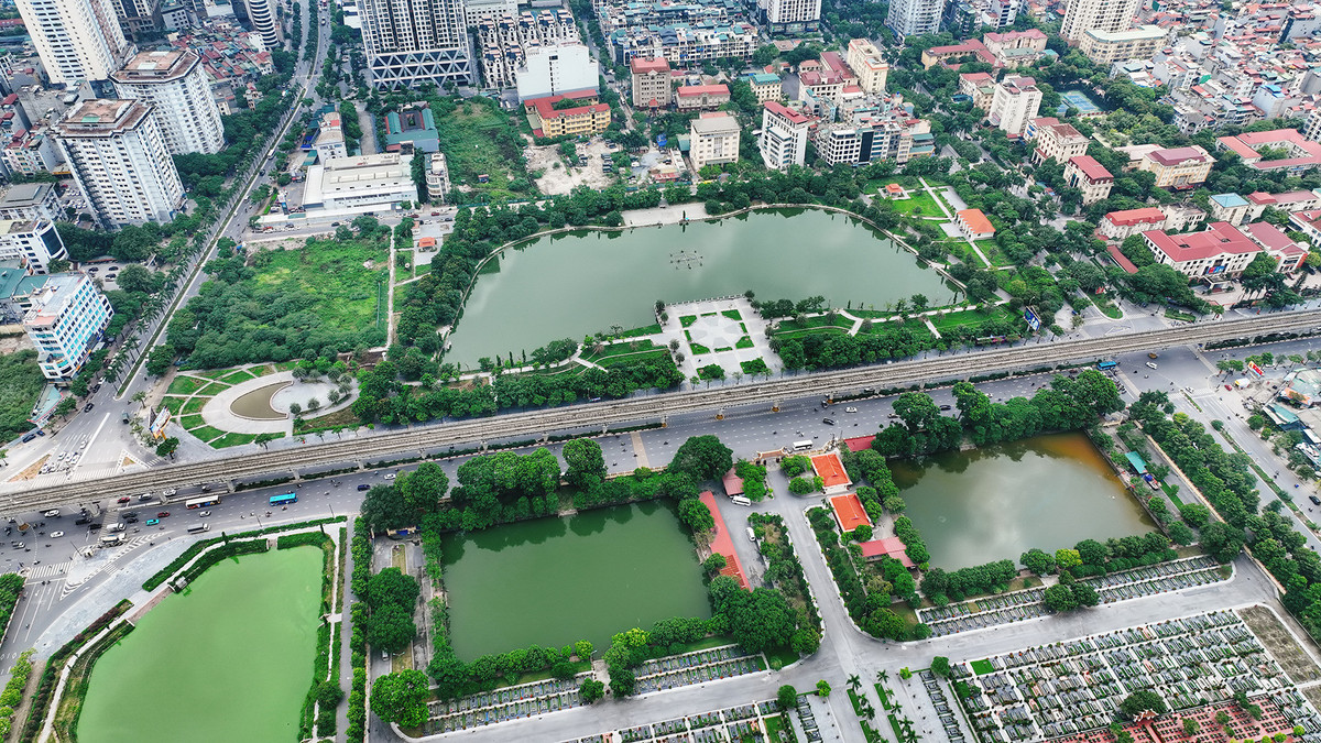 Trong nội thành Hà Nội cũng đã lần lượt xuất hiện nhiều dự án hồ điều hòa khác nhau nhiều năm qua. Điển hình là hồ nằm trong Công viên Mai Dịch, thuộc hai quận Cầu Giấy và Nam Từ Liêm. Với tổng diện tích hơn 15ha, bao gồm 5ha diện tích mặt nước hồ giúp điều hòa không khí, tạo môi trường tươi mát, cùng các cảnh quan như: cây xanh, quảng trường, đường đi bộ, hệ thống đài phun nước; khu vui chơi giải trí và bãi đỗ xe…