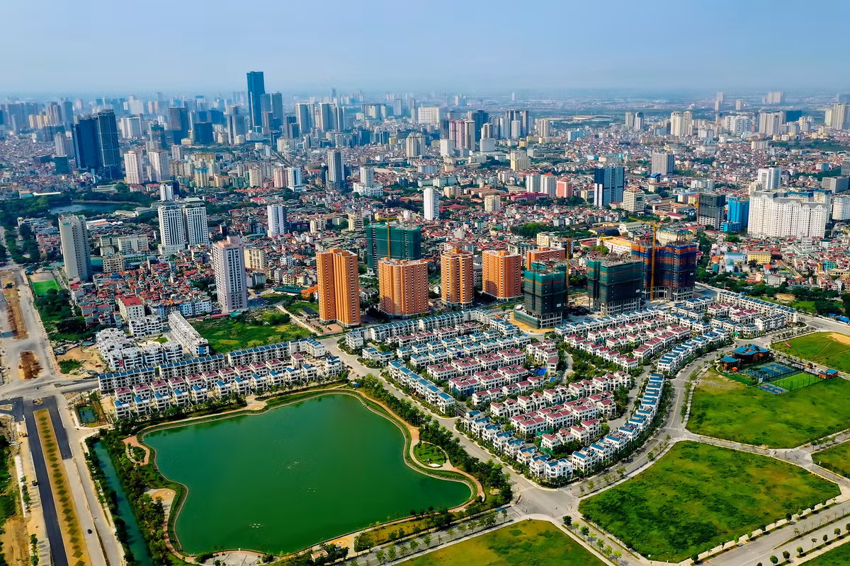 Công viên Starlake Tây Hồ Tây. Gần vị trí này là hồ Tây kết nối với trục không gian xanh và hệ thống hồ điều hòa tuyệt đẹp tạo nên môi trường sống hài hòa. Diện tích cây xanh, hồ nước và hạ tầng kỹ thuật khu vực này là 73ha. Tuy nhiên nhiều hạng mục đang bị chậm tiến độ khá dài thời gian.