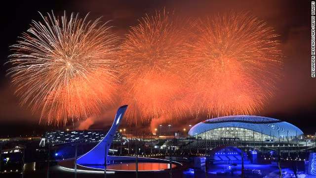 Màn bắn pháo hoa rực rỡ kết thúc buổi lễ khai mạc.