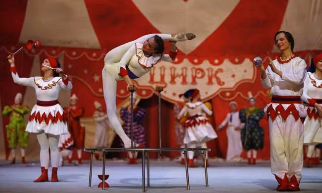 Một màn trình diễn xiếc đẹp mắt thu hút sự chú ý của khán giả.