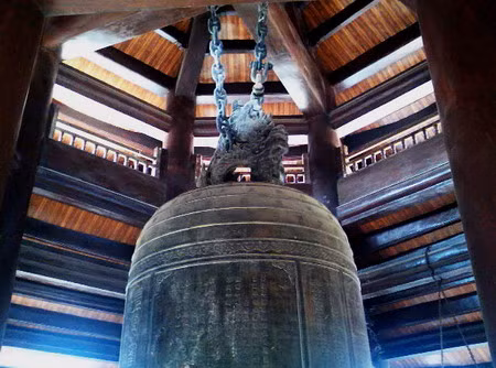 Trên gác chuông chùa Bái Đính.
