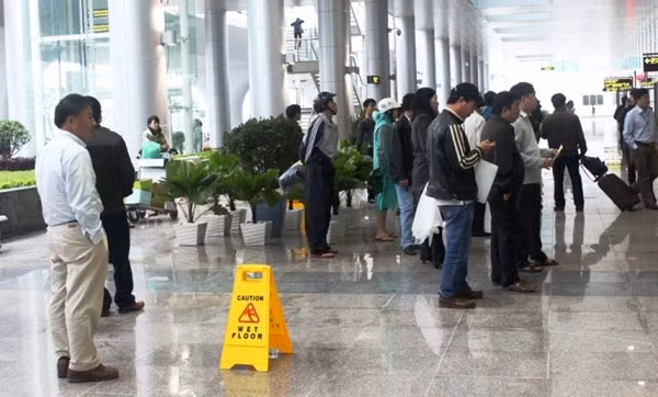 Nhà ga sân bay quốc tế Đà Nẵng có tổng mức đầu tư hơn 1.300 tỷ đồng từ nguồn vốn ngân sách và vốn do Tổng công ty Hàng không miền Trung vay. Công trình khánh thành cuối năm 2011 sau nhiều năm chậm tiến độ. Tuy nhiên, xảy ra nhiều sự cố dột mỗi khi mưa lớn. Ảnh: Nguyễn Huy.