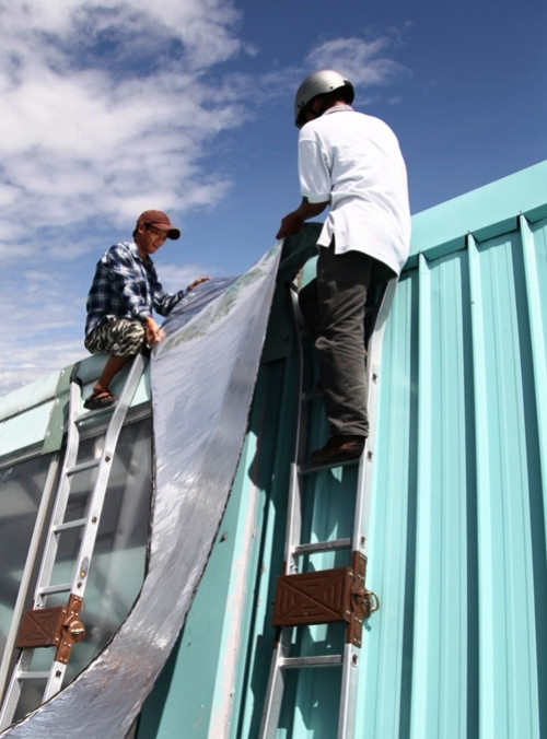 Lớp phủ được thí điểm tại vị trí dột. Dự kiến sau một tuần, các bên liên quan ngồi lại đánh giá. Ông Hải cho hay: nếu lớp phủ hoạt động tốt, đảm bảo chống dột hiệu quả, chúng tôi sẽ triển khai cho toàn bộ kết cấu mái. Dự kiến lớp kết cấu này sẽ được thi công và hoàn thành trong 2 tháng với chi phí được phê duyệt hơn 1 tỷ đồng. Theo cam kết của nhà thầu, lớp phủ này sẽ được bảo hành 5 năm. Ảnh: Nguyễn Huy.