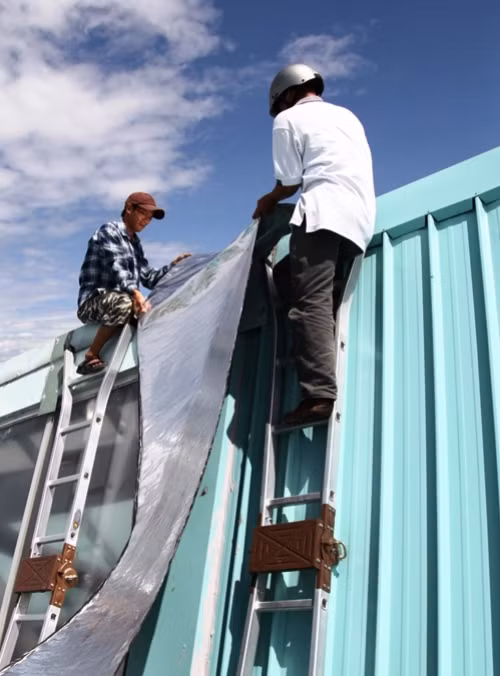 Lớp phủ được thí điểm tại vị trí dột. Dự kiến sau một tuần, các bên liên quan ngồi lại đánh giá. Ông Hải cho hay: nếu lớp phủ hoạt động tốt, đảm bảo chống dột hiệu quả, chúng tôi sẽ triển khai cho toàn bộ kết cấu mái. Dự kiến lớp kết cấu này sẽ được thi công và hoàn thành trong 2 tháng với chi phí được phê duyệt hơn 1 tỷ đồng. Theo cam kết của nhà thầu, lớp phủ này sẽ được bảo hành 5 năm. Ảnh: Nguyễn Huy.