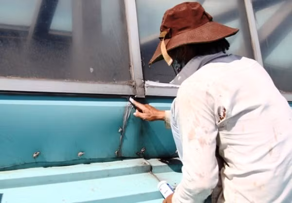 Việc xác định vị trí dột khó khăn do kết cấu mái lợp của nhà ga rất phức tạp với 5 lớp. Trước mắt bộ phận kỹ thuật nhà ga tiến hành kiểm tra, rà soát bấm keo ở vị trí nghi gây dột và phủ lớp PE Hanbon. Ảnh: Nguyễn Huy.