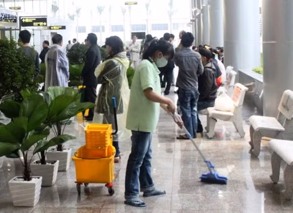 Mới đây, chiều ngày 1/8, cơn mưa lớn xảy ra trên địa bàn TP.Đà Nẵng đã làm Nhà ga sân bay quốc tế Đà Nẵng bị dột nước, gây ảnh hưởng đến việc đi lại của hành khách đi tàu bay tại Nhà ga. Ảnh: Nguyễn Huy.