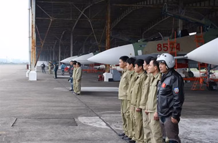  Hiện đại nhất trong bộ tứ chiến đấu cơ của Không quân Nhân dân Việt Nam là những chiếc Su-30MK2. Trong ảnh là phi đội Su-30MK2 thuộc Trung đoàn Tiêm kích 923 (Đoàn Không quân Yên Thế) đóng tại Thọ Xuân (Thanh Hóa). Ảnh: Người Lao động