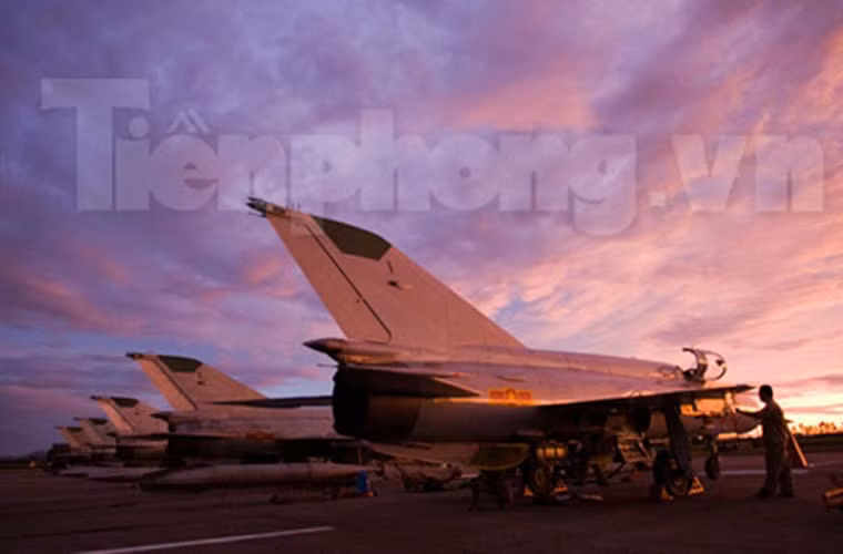 Phi đội tiêm kích đánh chặn MiG-21 chuẩn bị trước giờ cất cánh. Ảnh: Tiền Phong 