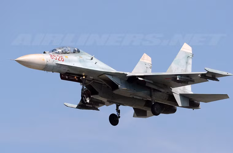 Góp phần bảo vệ vững chắc vùng trời, vùng biển đất nước còn có 11 tiêm kích chiếm ưu thế trên không Su-27SK/UBK/PU. Hiện nay, những chiếc Su-27 được biên chế trong Trung đoàn Tiêm kích 940 (Sư đoàn 372) làm nhiệm vụ bảo vệ vùng trời đất nước và nhất là quần đảo Trường Sa thân yêu. Ảnh: Airlines.net