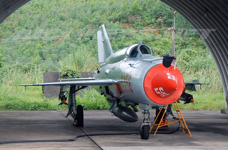 Trên khắp 3 miền, các máy bay tiêm kích MiG-21 đang ngày đêm trực chiến sẵn sàng cất cánh đánh chặn kẻ địch. Mặc dù đã “cao tuổi” nhưng MiG-21 vẫn là chiến đấu cơ chủ lực của Không quân Nhân dân Việt Nam. Ảnh: Airlines.net 