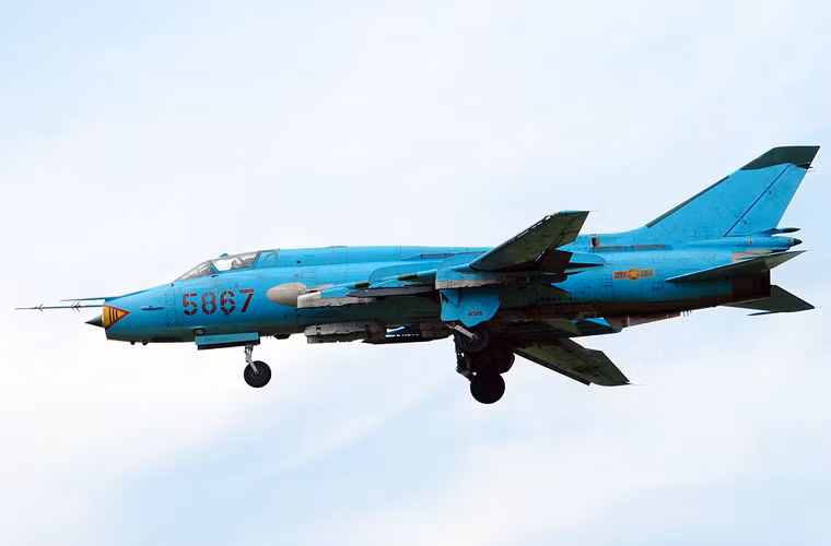 Trong số các biến thể Su-22 mà Không quân Nhân dân Việt Nam trang bị, biến thể Su-22M4 là loại hiện đại nhất. Su-22M4 cải tiến mạnh về hệ thống điện tử hàng không cho phép mang được vũ khí tấn công chính xác cao (tên lửa không đối đất, bom có điều khiển). Ảnh: Airlines.net