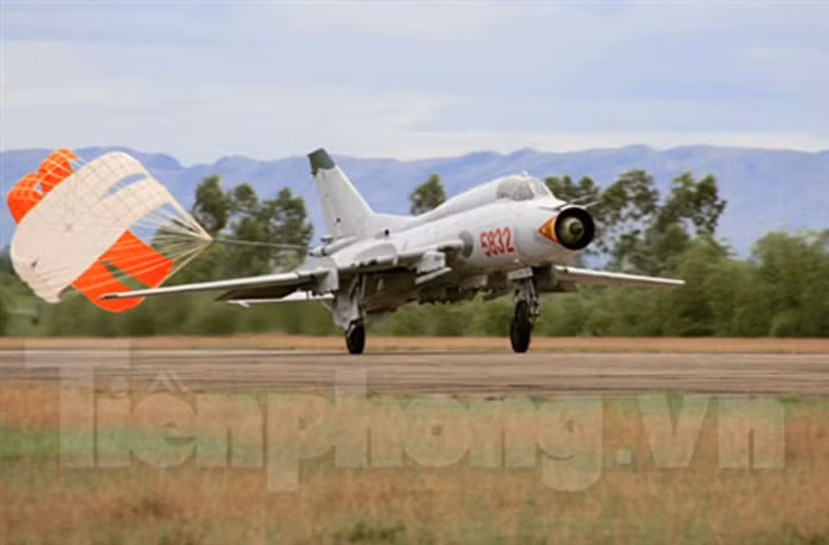 Tiêm kích – bom Su-22 hạ cánh xuống sân bay sau nhiệm vụ tuần tra bảo vệ vùng trời. Ảnh: Tiền Phong