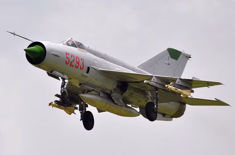 Tiêm kích đánh chặn MiG-21bis của Không quân Nhân dân Việt Nam được trang bị radar điều khiển hỏa lực tầm ngắn RP-21M có tầm phát hiện mục tiêu 20km. MiG-21 thiết kế với 4 giá treo mang được: tên lửa không đối không tầm nhiệt K-13, R-60, tên lửa không đối đất Kh-66 hoặc bom, rocket. Trong ảnh là tiêm kích MiG-21 mang 2 tên lửa đối không R-60 trên giá treo ngoài. Ảnh: Airlines.net 